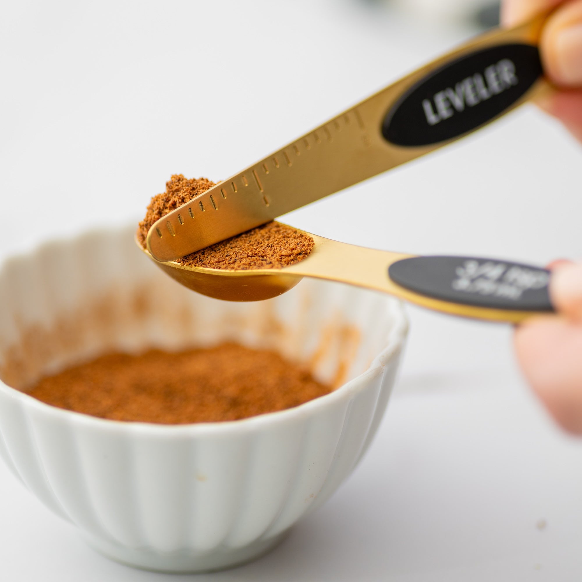 Black and Gold Magnetic Measuring Spoons Set