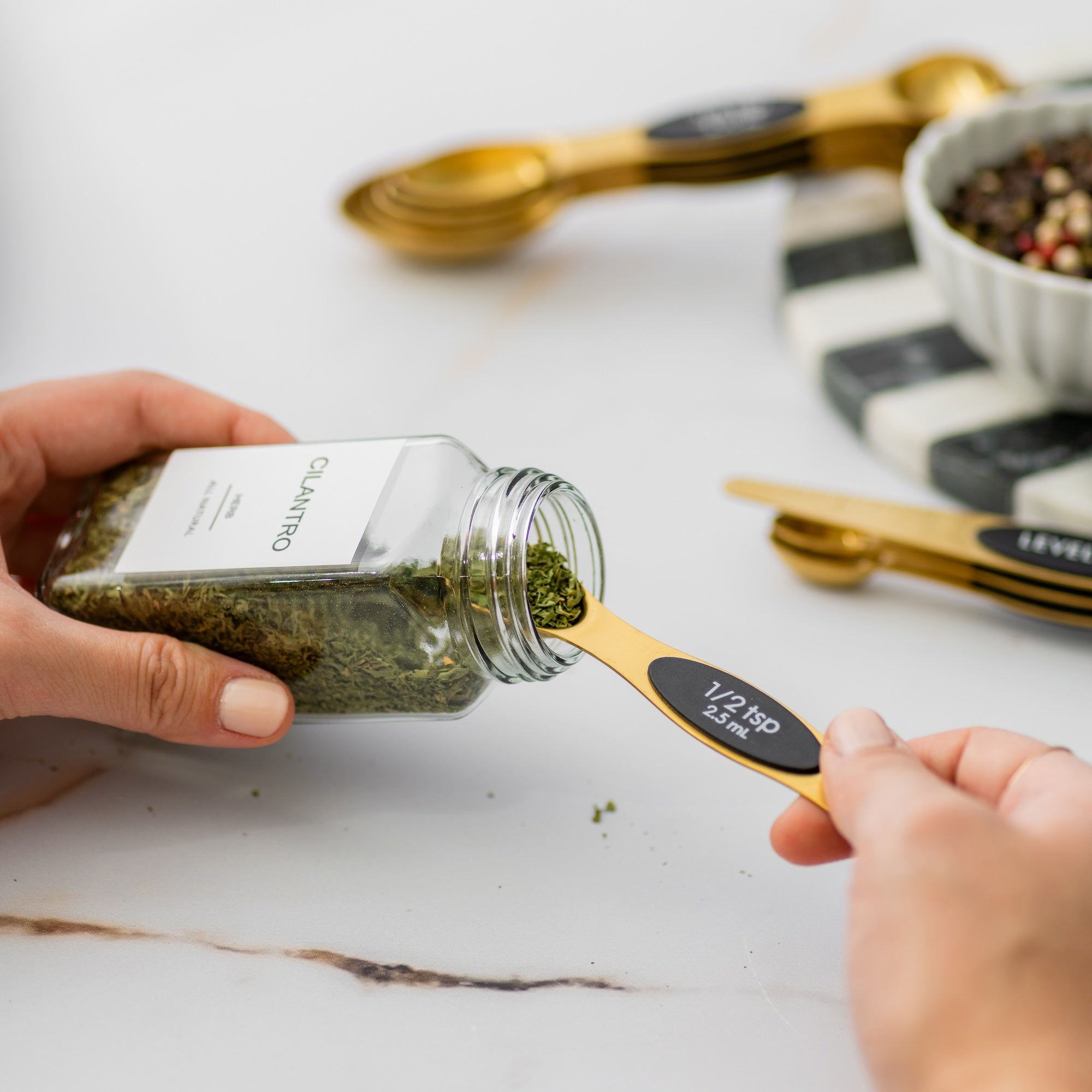 Black and Gold Magnetic Measuring Spoons Set